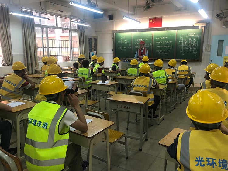 我們不止隻生產教室（shì）燈我們還可以全國施工...