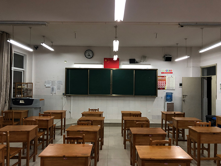 貴陽市觀（guān）山湖區第一高級中學護眼教室燈（dēng）光改造前